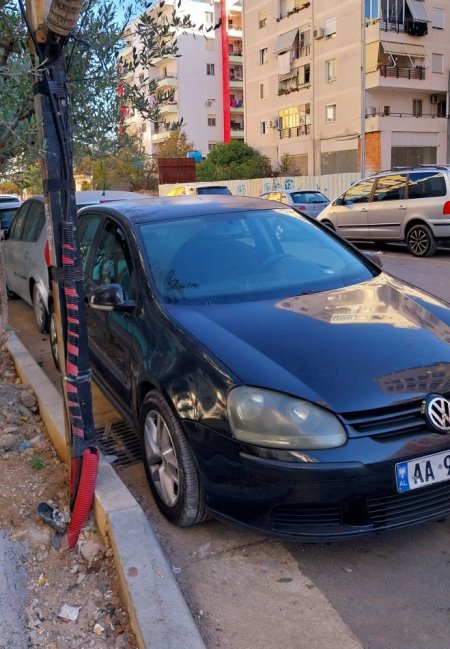 Tirane, shes makine Golf 5 Nafte, e zeze manuale Kondicioner 258.817 km 3.800 €