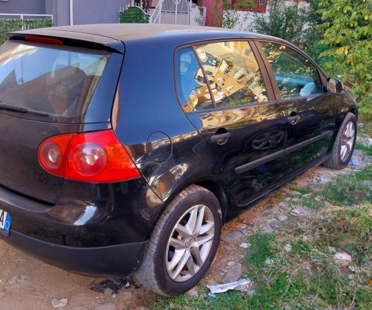 Tirane, shes makine Golf 5 Nafte, e zeze manuale Kondicioner 258.817 km 3.800 €