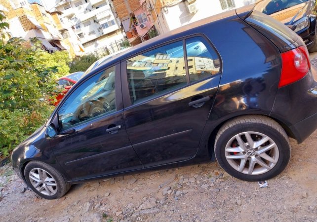 Tirane, shes makine Golf 5 Nafte, e zeze manuale Kondicioner 258.817 km 3.800 €