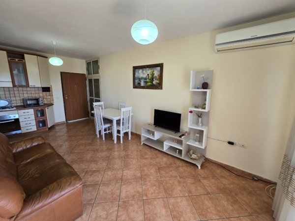 Durres, jepet me qera apartament 1+1+Ballkon Kati 5, 70 m² 300 € (Prane kompleksit Florida)