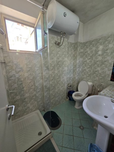 Durres, jepet me qera apartament 1+1+Ballkon Kati 5, 70 m² 300 € (Prane kompleksit Florida)