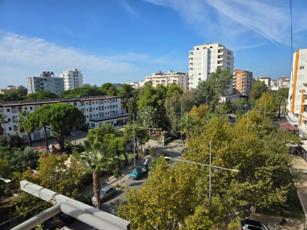 Durres, jepet me qera apartament 1+1+Ballkon Kati 5, 70 m² 300 € (Prane kompleksit Florida)