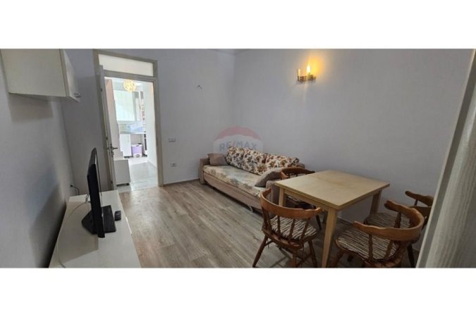 Tirane, jepet me qera apartament 1+1 , 50 m² 400 € (Rruga Ali Demi)