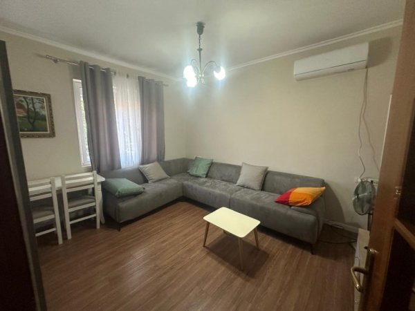 Tirane, jepet me qera apartament 2+1+Ballkon Kati 2, 90 m² 600 € (Rruga Fortuzi)