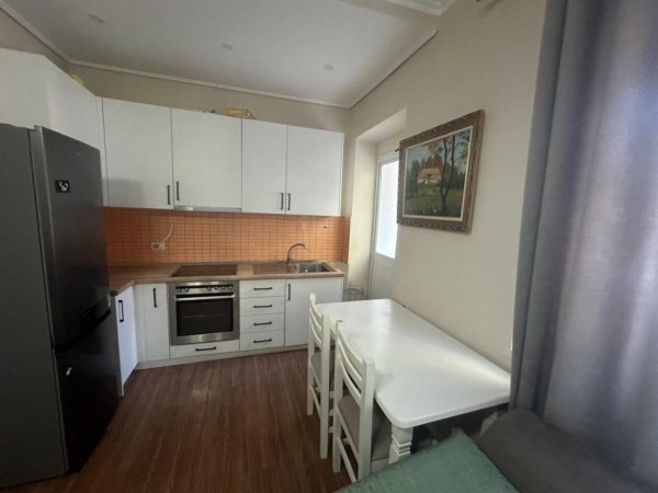 Tirane, jepet me qera apartament 2+1+Ballkon Kati 2, 90 m² 600 € (Rruga Fortuzi)