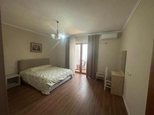 Tirane, jepet me qera apartament 2+1+Ballkon Kati 2, 90 m² 600 € (Rruga Fortuzi)