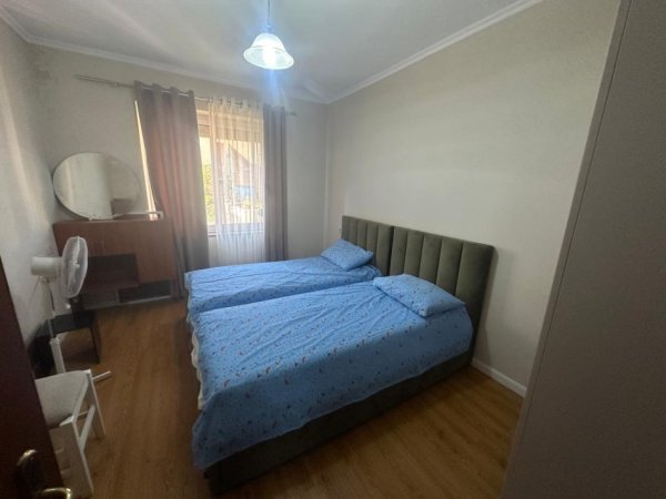 Tirane, jepet me qera apartament 2+1+Ballkon Kati 2, 90 m² 600 € (Rruga Fortuzi)