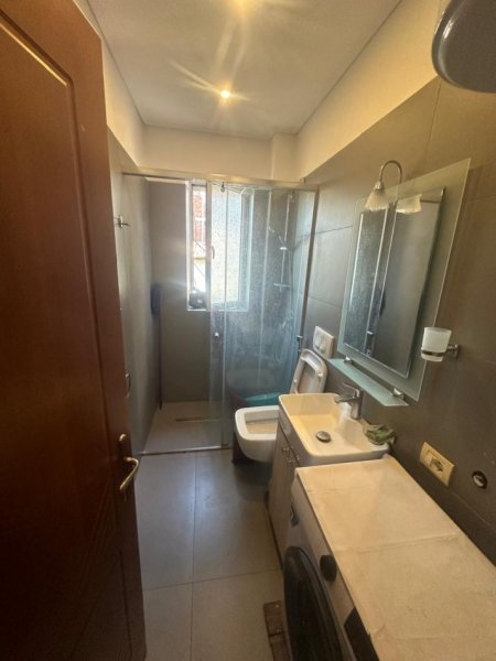 Tirane, jepet me qera apartament 2+1+Ballkon Kati 2, 90 m² 600 € (Rruga Fortuzi)