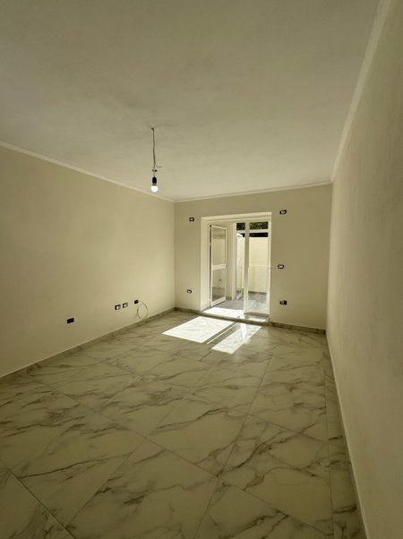 Tirane, jepet me qera apartament 1+1 Kati 0, 80 m² 600 € (Irfan Tomini)