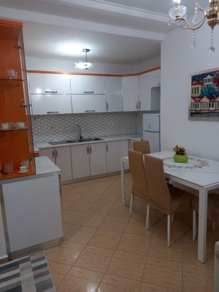 Tirane, japim  apartament 2+1 me Qira