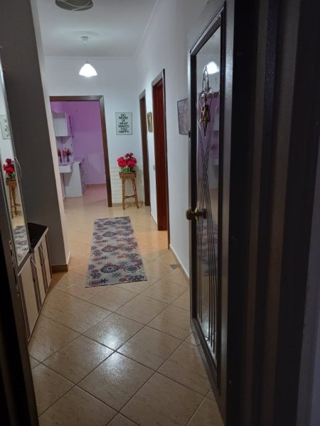 Tirane, japim  apartament 2+1 me Qira