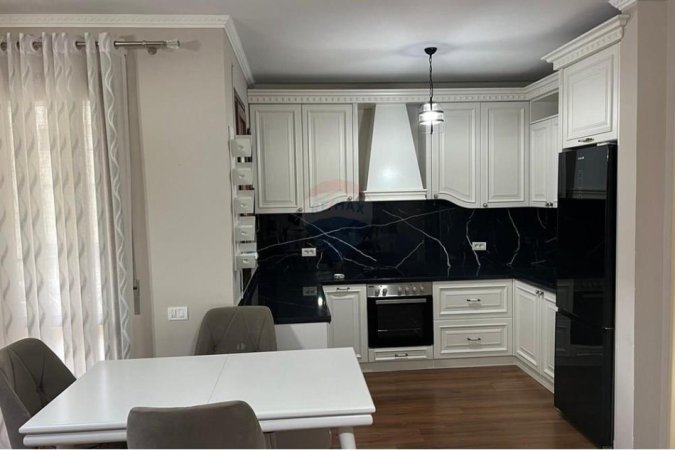 Tirane, jepet me qera apartament 2+1 Kati 2, 115 m² 700 € (Kopshti Botanik)