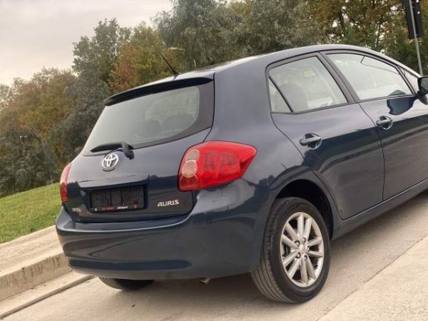 Tirane, shes makine Toyota Auris 1.4 Nafte Viti 2009,