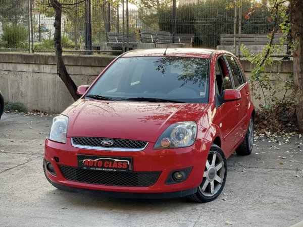 Tirane, shes makine FORD FIESTA Benzin, e kuqe automatik Klima 130.000 km 4.200 €