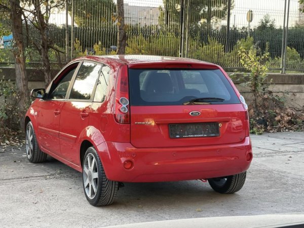 Tirane, shes makine FORD FIESTA Benzin, e kuqe automatik Klima 130.000 km 4.200 €