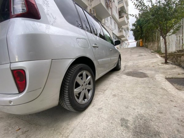 Tirane, shes makine Renault Nafte, gri metalizato automatik Kondicioner 270.001 km 7.100 €