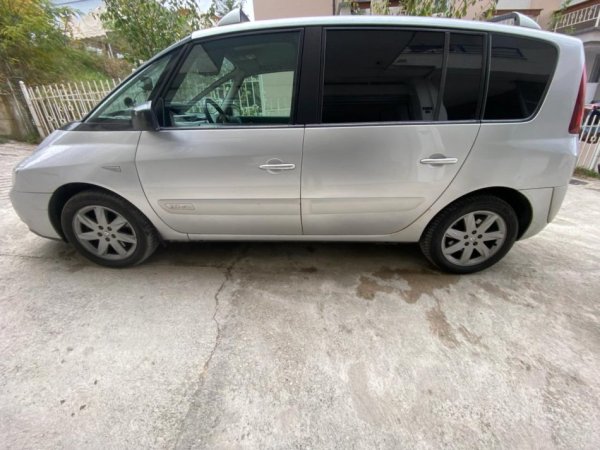Tirane, shes makine Renault Nafte, gri metalizato automatik Kondicioner 270.001 km 7.100 €