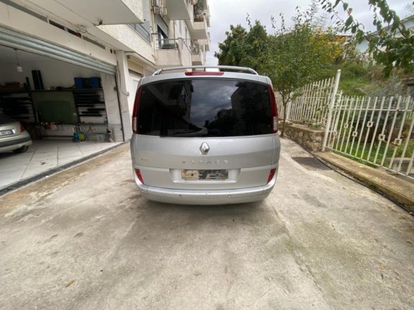 Tirane, shes makine Renault Nafte, gri metalizato automatik Kondicioner 270.001 km 7.100 €