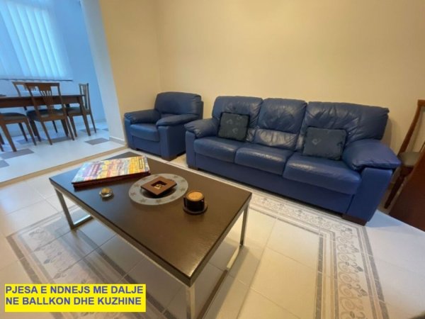 Tirane, Me Qera Apartament cilësor, i kompletruar e mobiluar, tip 2+1, në kat 3, sip. 80m², qera 700€/muaj, tek pallatet Agimi/bllok, buzë Lanës, blv, B.Curri, 300m nga Sheshi Skënderbej Tirane