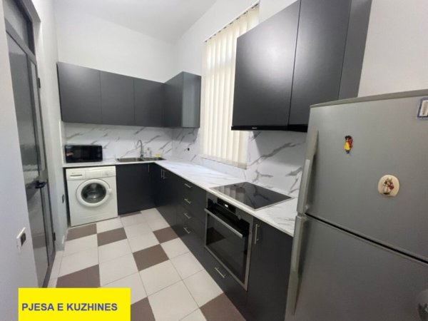 Tirane, Me Qera Apartament cilësor, i kompletruar e mobiluar, tip 2+1, në kat 3, sip. 80m², qera 700€/muaj, tek pallatet Agimi/bllok, buzë Lanës, blv, B.Curri, 300m nga Sheshi Skënderbej Tirane