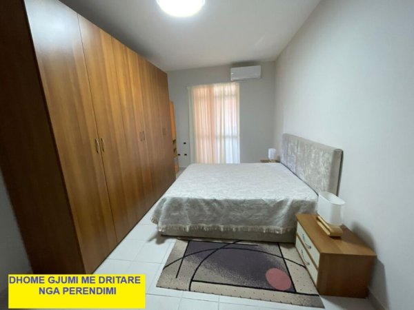 Tirane, Me Qera Apartament cilësor, i kompletruar e mobiluar, tip 2+1, në kat 3, sip. 80m², qera 700€/muaj, tek pallatet Agimi/bllok, buzë Lanës, blv, B.Curri, 300m nga Sheshi Skënderbej Tirane