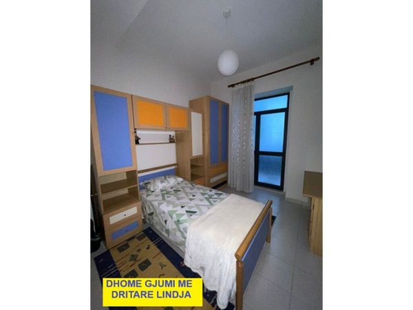 Tirane, Me Qera Apartament cilësor, i kompletruar e mobiluar, tip 2+1, në kat 3, sip. 80m², qera 700€/muaj, tek pallatet Agimi/bllok, buzë Lanës, blv, B.Curri, 300m nga Sheshi Skënderbej Tirane
