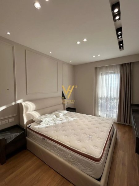 Tirane, jepet me qera apartament 1+1+Ballkon Kati 21, 78 m² 1.000 € (RRUGA E KAVAJES)