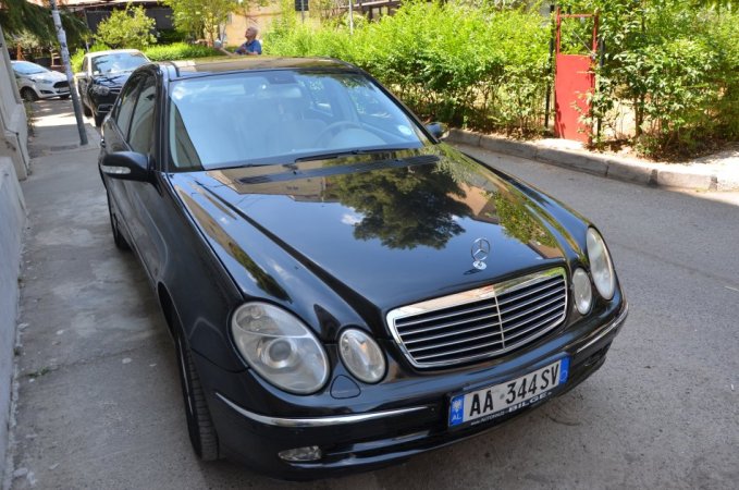 Tirane, shes makine Mercedes e class 270 Nafte, blu e errët automatik Kondicioner 220.000 km 3.200 €