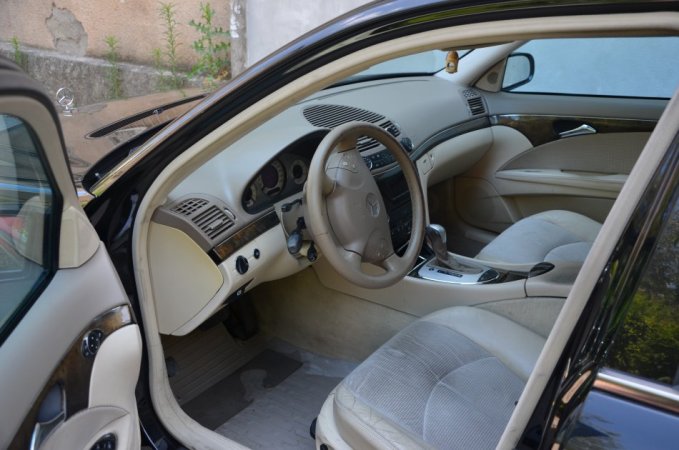 Tirane, shes makine Mercedes e class 270 Nafte, blu e errët automatik Kondicioner 220.000 km 3.200 €