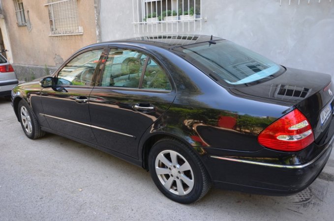 Tirane, shes makine Mercedes e class 270 Nafte, blu e errët automatik Kondicioner 220.000 km 3.200 €