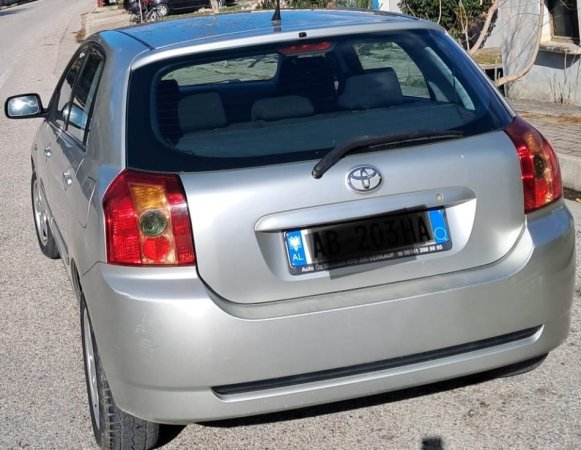 Tepelene, shitet Toyota Corolla.