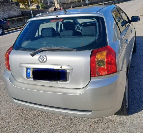 Tepelene, shitet Toyota Corolla.