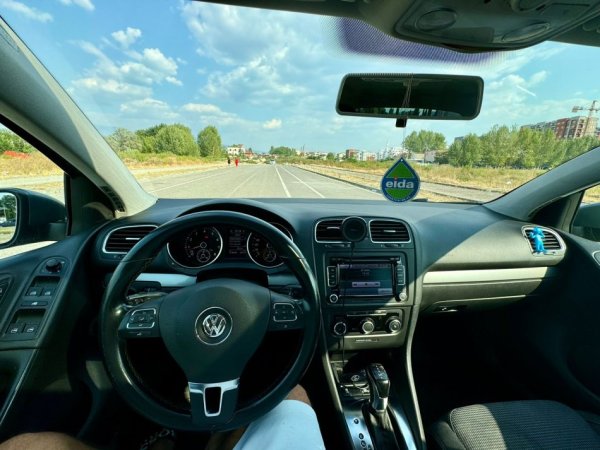 Tirane, shes makine Volkswagen Benzin+Gaz, gri e erret automatik Klima 118.000 km 7.600 €