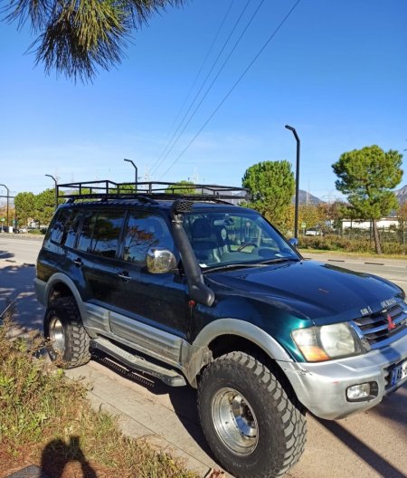 Tirane, shes SUV | Fuoristrad | Xhip Mitsubishi Pajero Nafte, jeshile automatik Kondicioner 200.000 km 6.000 €