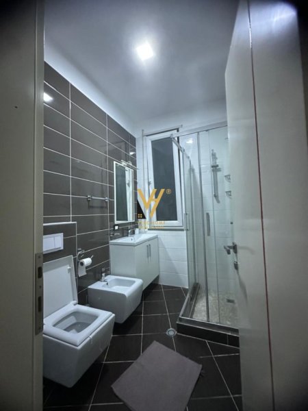 Tirane, jepet me qera apartament 2+1+Ballkon Kati 5, 110 m² 800 € (KOPSHTI BOTANIK)
