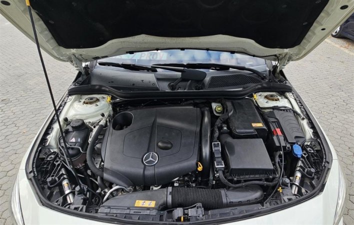 Tirane, shitet makine Mercedes Benz CLA 200CDI Nafte, e bardhë automatik Klima 189.500 km 14.500 €