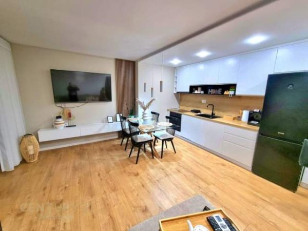 Shqiperi, shitet apartament Kati 1, 77 m² 180.000 Euro (QENDER, APARTAMENT 1+1 PER SHITJE!)