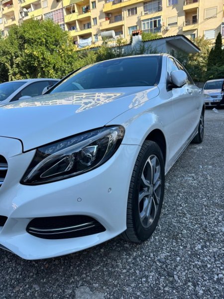 Tirane, shitet makine Mercedes Benz - C 220 Nafte, e bardhë automatik Klima 117.000 km 17.000 €