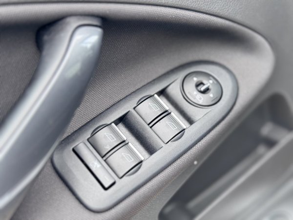 Durres, shes makine Ford Kuga 2.0Nafte Automatike 2011 Nafte, e bardhë automatik Klima 197 km