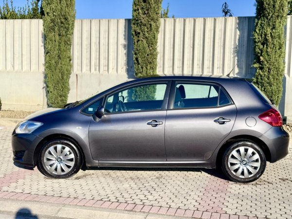Durres, shes makine Toyota Auris 1.4Nafte Manuale 2009 Nafte, gri e erret manuale Klima 168 km 1 €