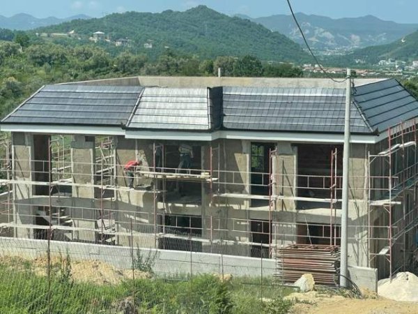 Tirane, shitet magazine Kati 1, 2.450 m² 3.500.000 Euro