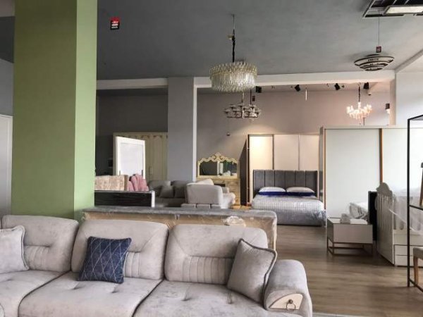 Tirane, shes dyqan Kati 1, 130 m² 325.000 Euro