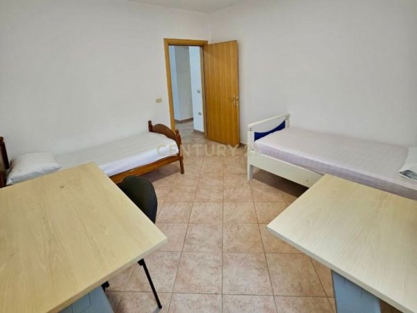 Tirane, jepet me qera apartament 2+1+Ballkon Kati 8, 90 m² 650 € (komuna e parisit)