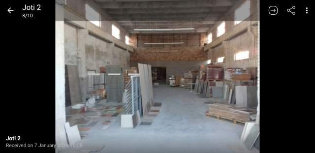 Vlore, shes magazine 1.000 m², 490 Euro/m2  ose me qera (tek rotonda ne hyrje te Vlores). Jepet edhe ne dy pjese shitje/qera