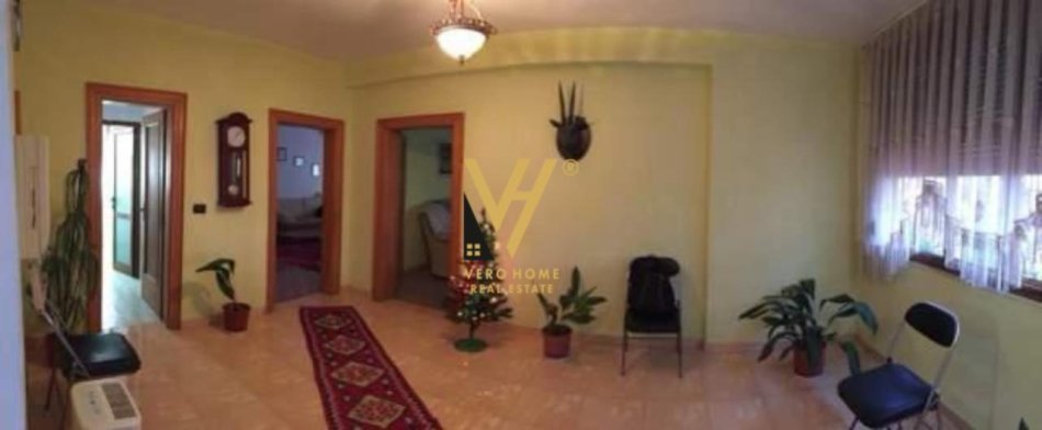 Fier, shitet Vile 5+1+Ballkon Kati 1, 260 m² 89.000 € (QENDER)