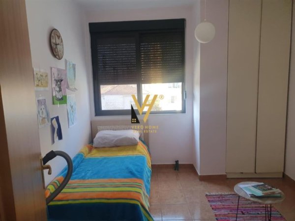Tirane, jepet me qera apartament 2+1+Ballkon Kati 4, 85 m² 565 € (BRRYLI)