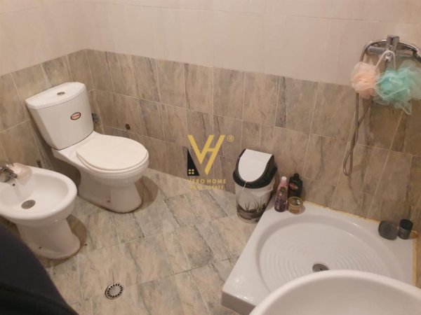 Tirane, jepet me qera apartament 2+1+Ballkon Kati 4, 85 m² 565 € (BRRYLI)