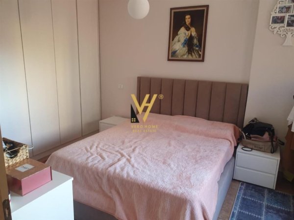 Tirane, jepet me qera apartament 2+1+Ballkon Kati 4, 85 m² 565 € (BRRYLI)