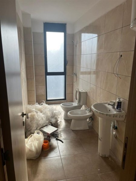 Tirane, jepet me qera apartament 2+1+Ballkon Kati 5, 97 m² 400 € (RRUGA 5 MAJI)