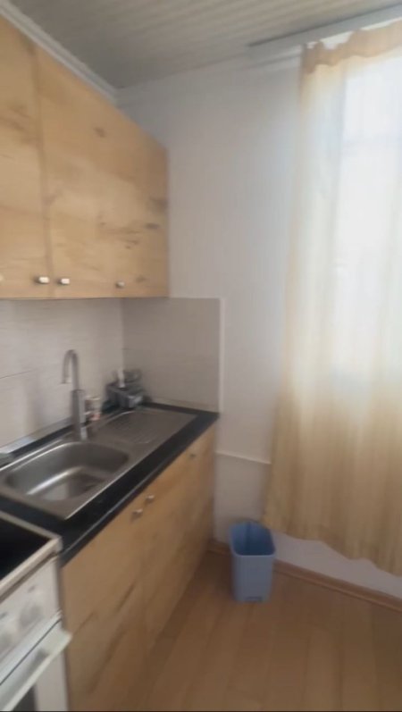 Tirane, jepet me qera apartament 1+1 Kati 1, 55 m² 400 € (Komuna e Parisit)